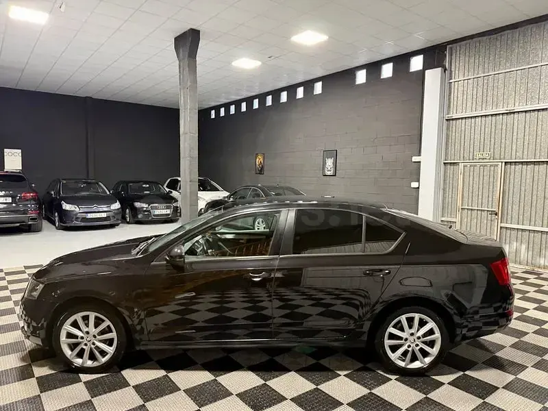 Usado Skoda Octavia Ambition 150 CV (110 kW) 2016 Negro Familiar