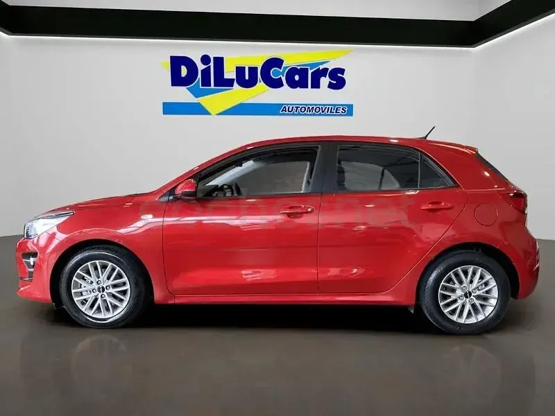 Usado Kia Rio 100 CV (73 kW) 2023 Granate Berlina