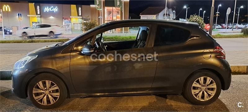 Używany Peugeot 208 82 KM (60 kW) 2013 Czarny Hatchback