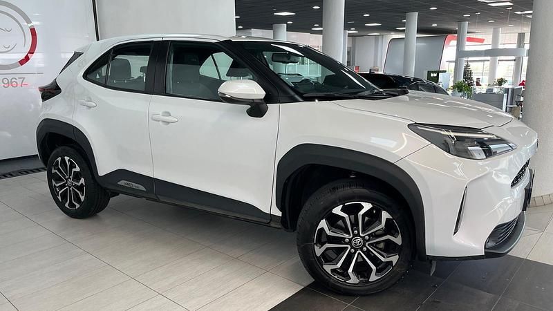 Usado Toyota Yaris Hybrid Style 116 CV (85 kW) 2023 Blanco