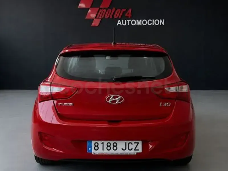 Usado Hyundai i30 100 CV (73 kW) 2015 Granate Berlina