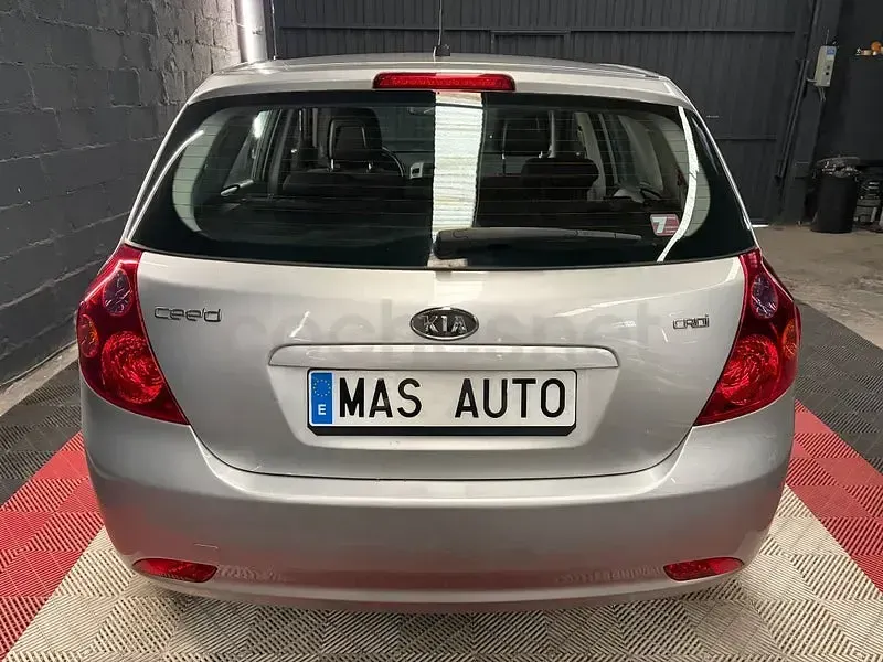 Usado Kia Ceed 115 CV (84 kW) 2009 Gris / plata Utilitario