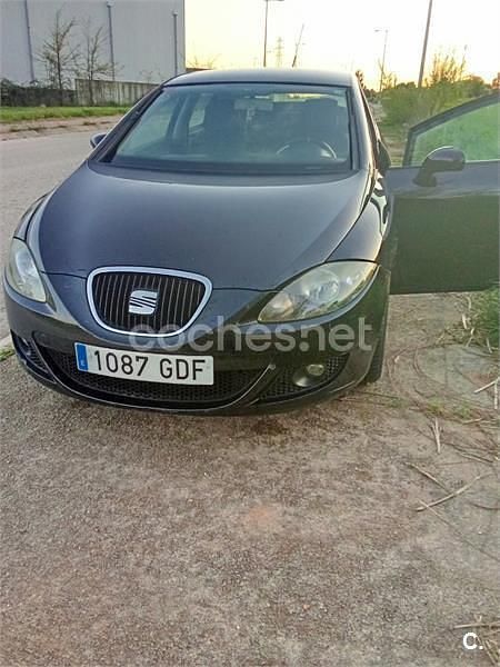 Usado Seat Leon Ecomotive 105 CV (77 kW) 2008 Negro Utilitario