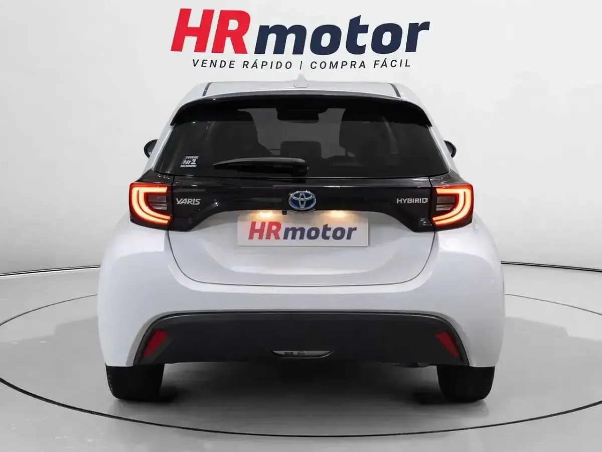 Usado Toyota Yaris Hybrid Active 116 CV (85 kW) 2023 Blanco Berlina