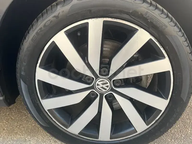 Usado VW Touran Advance 150 CV (110 kW) 2016 Marrón Monovolumen