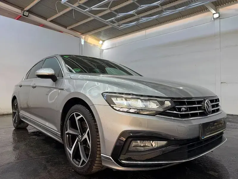 Usado VW Passat R-line 150 CV (110 kW) 2022 Gris / plata Familiar