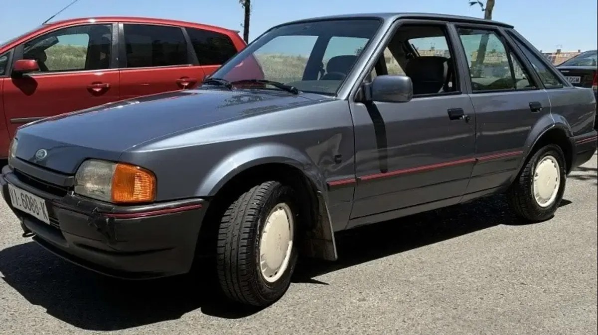 Usado Ford Escort 88 CV (64 kW) 1989 Gris Utilitario