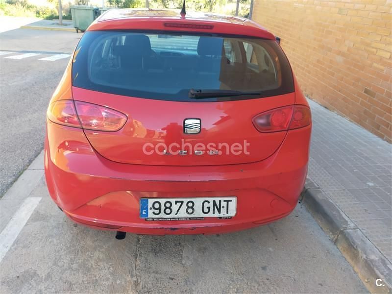 Usado Seat Leon Reference 90 CV (66 kW) 2009 Rojo Utilitario
