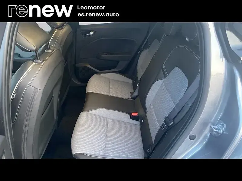 Käytetty Renault Clio V Techno 145 HP (106 kW) 2025 Harmaa Sedan