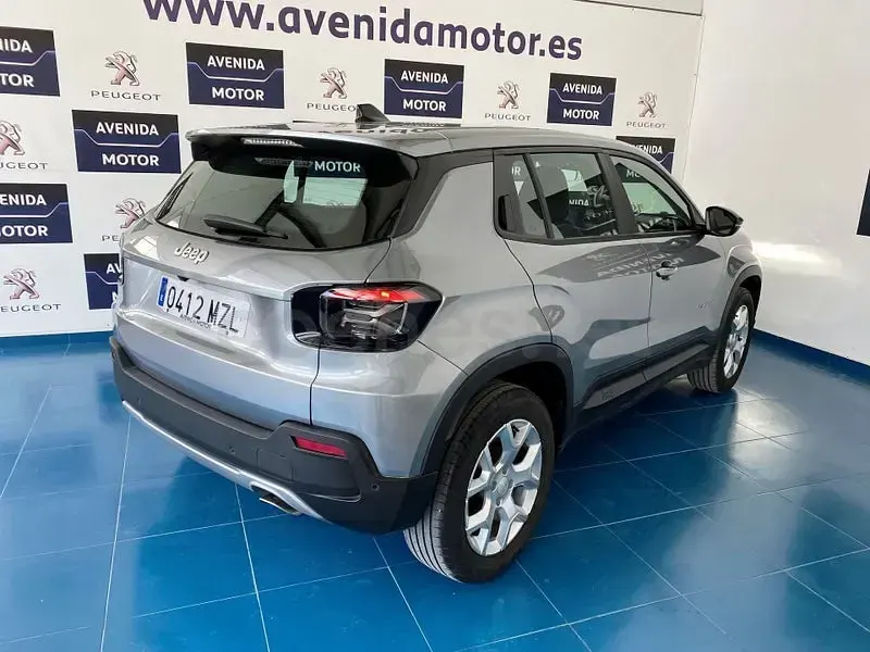 Usado Jeep Avenger Altitude 100 CV (73 kW) 2025 Gris / plata SUV