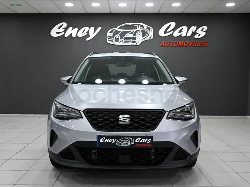 Usado Seat Arona Style 110 CV (80 kW) 2022 Gris / plata SUV