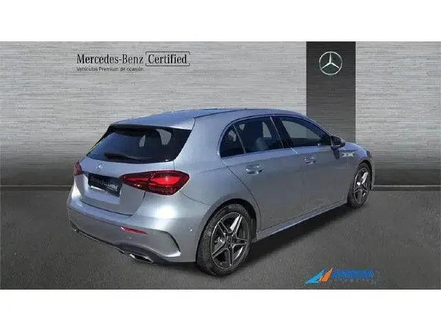 Usado Mercedes A180 136 CV (100 kW) 2025 Plata hightech