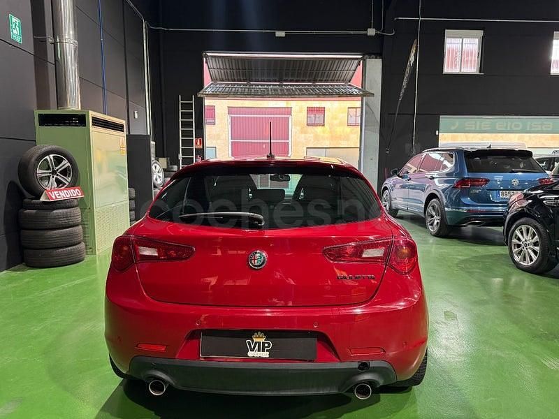 Usado Alfa Romeo Giulietta Distinctive 175 CV (128 kW) 2016 Rojo Utilitario