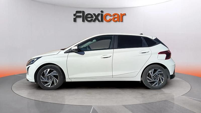 Usado Hyundai i20 101 CV (74 kW) 2024 Blanco Berlina