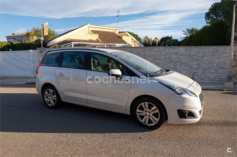 Usado Peugeot 5008 Style 115 HP (84 kW) 2014 Branco Monovolume