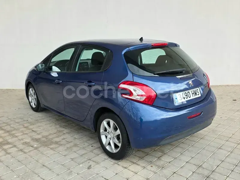Usado Peugeot 208 Allure 95 CV (69 kW) 2012 Violeta / lila Utilitario