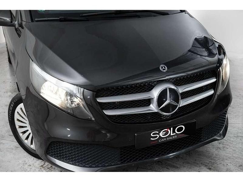 Usado Mercedes V220 163 CV (119 kW) 2022 Gris / plata Monovolumen