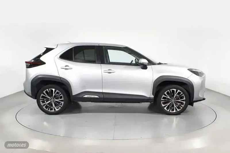 Usado Toyota Yaris Cross Style 116 CV (85 kW) 2022 Gris SUV