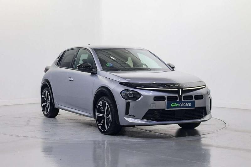 Usado Lancia Ypsilon 99 CV (72 kW) 2025 Plateado Utilitario