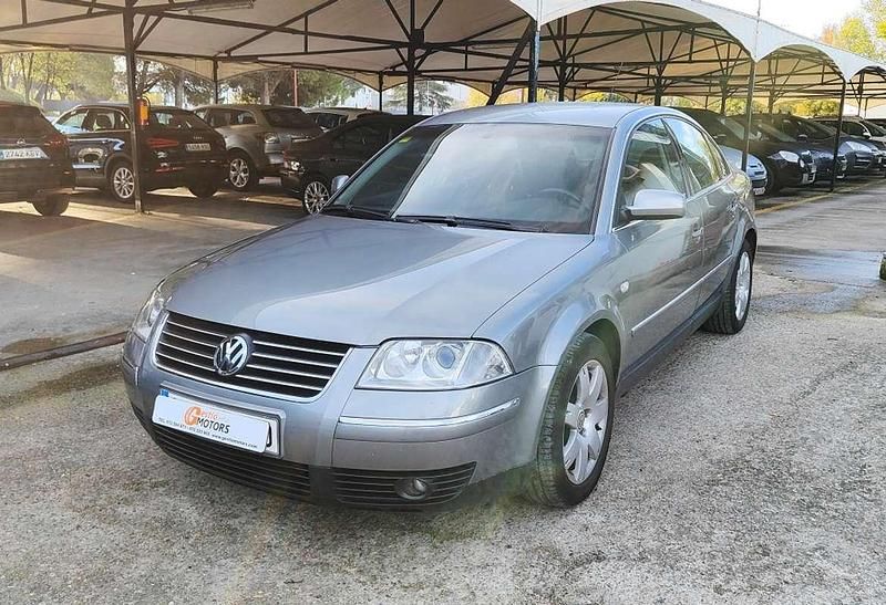 Gris Usado 2003 VW Passat Highline Berlina | 3500 € (Precio justo) - Imagen 1/4