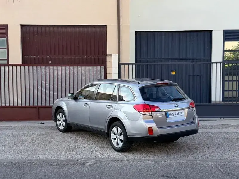 Usado Subaru Outback 167 CV (122 kW) 2010 Gris / plata Familiar