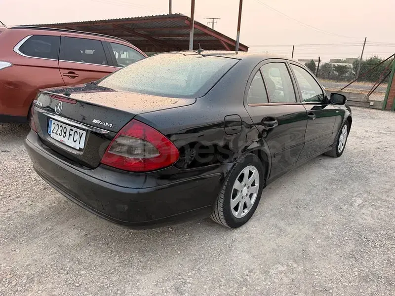 Usado Mercedes E220 Classic 150 CV (110 kW) 2006 Negro Berlina