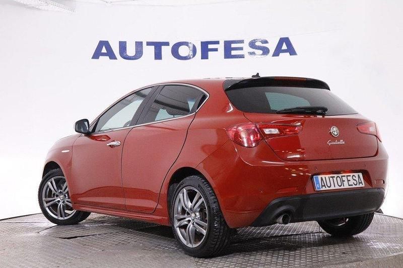 Usado Alfa Romeo Giulietta Distinctive 120 CV (88 kW) 2016 Rojo Utilitario