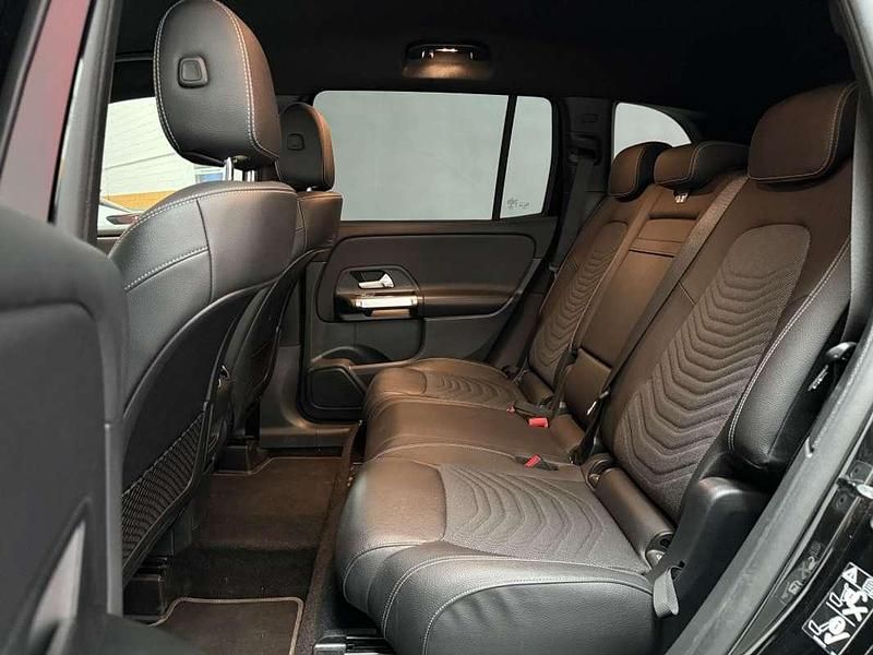 Käytetty Mercedes GLB200 150 HP (110 kW) 2023 Musta Katumaasturi