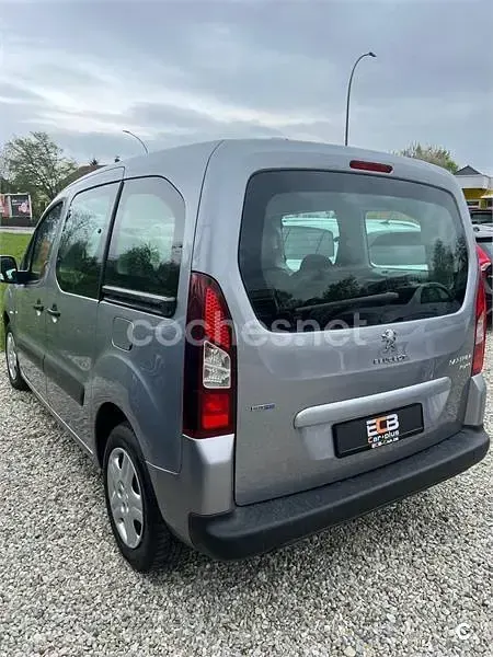 Usado Peugeot Partner Tepee Active 100 CV (73 kW) 2016 Gris / plata Monovolumen