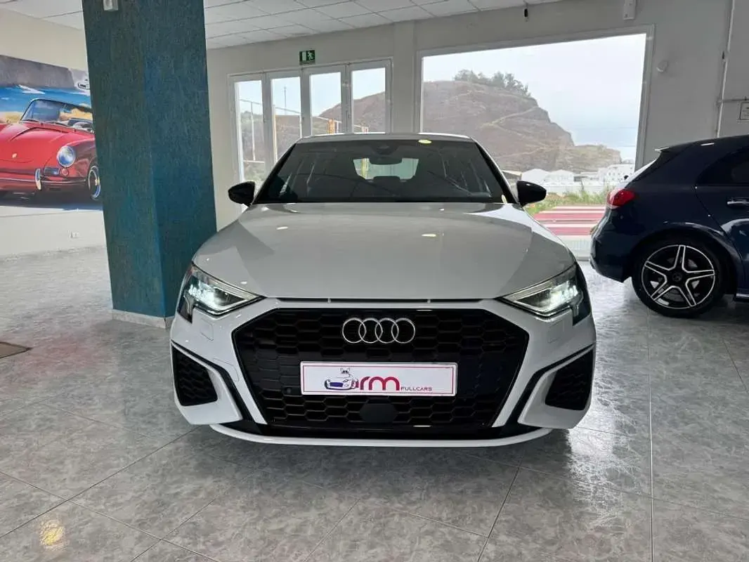 Usado Audi A3 Sportback Ambiente 116 CV (85 kW) 2021 Blanco Utilitario