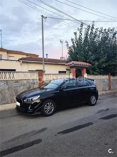 Usado Hyundai i30 120 CV (88 kW) 2017 Negro Berlina