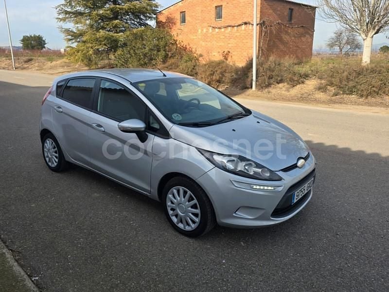 Usado Ford Fiesta Trend 68 CV (50 kW) 2010 Gris / plata Utilitario