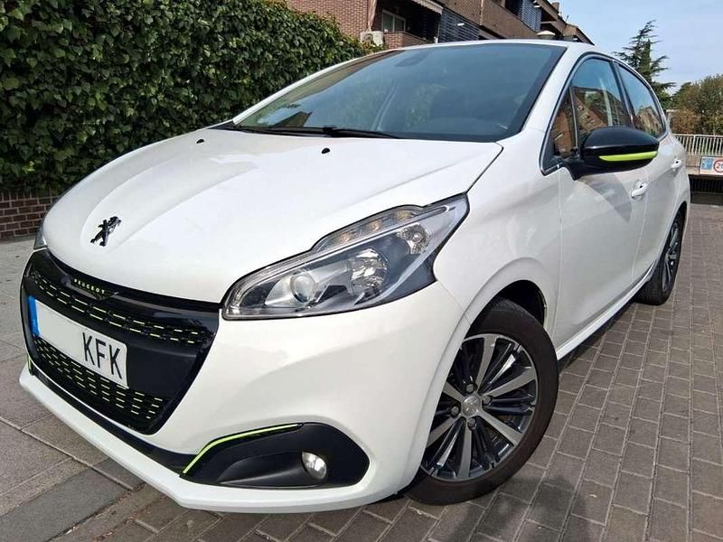 Usado Peugeot 208 Style 82 CV (60 kW) 2017 Blanco Utilitario
