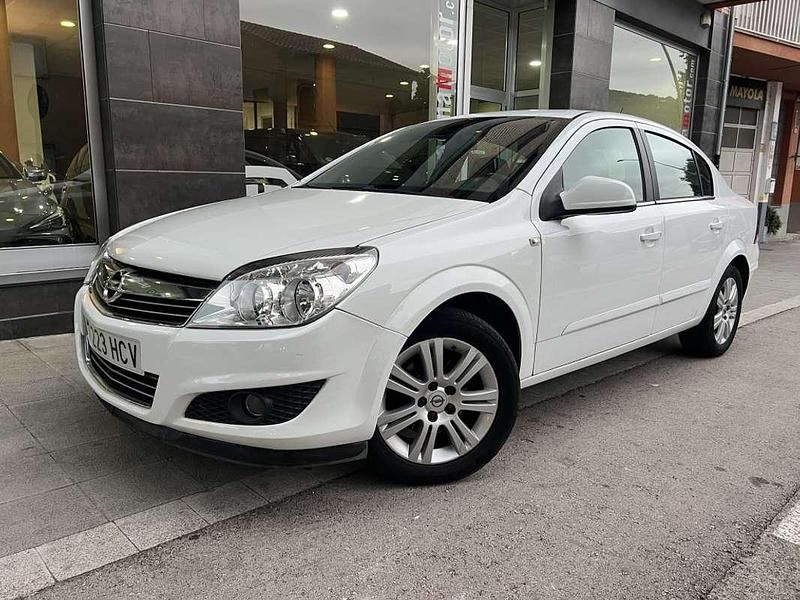 Blanco Usado 2011 Opel Astra Edition Berlina | 5900 € (Precio justo) - Imagen 1/4