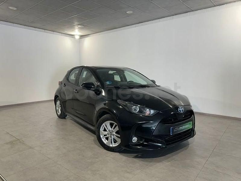 Usado Toyota Yaris Hybrid Active 116 CV (85 kW) 2022 Negro Berlina