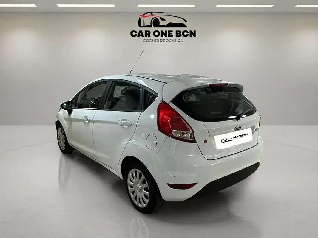 Usado Ford Fiesta Trend 82 CV (60 kW) 2015 Blanco Utilitario