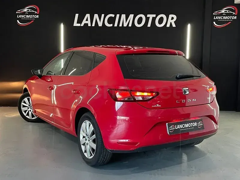 Usado Seat Leon Reference 110 CV (80 kW) 2017 Rojo Berlina