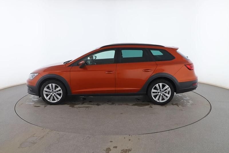 Usado Seat Leon 4Drive 150 CV (110 kW) 2019 Naranja Familiar