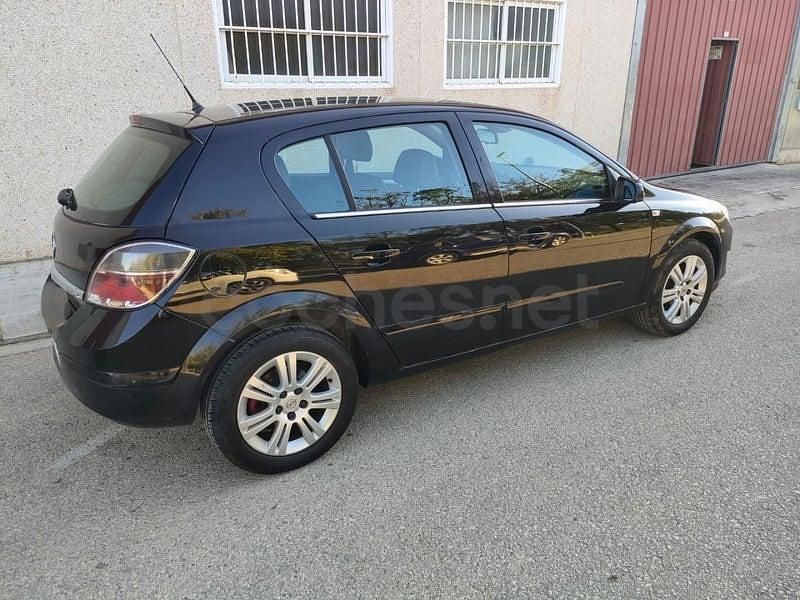 Usado Opel Astra Enjoy 110 CV (80 kW) 2010 Negro Berlina