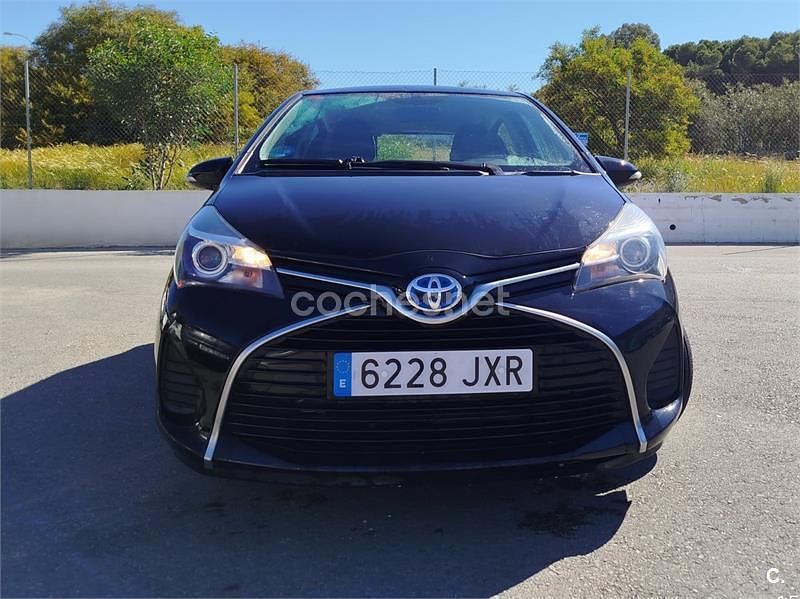 Usado Toyota Yaris Hybrid Active 100 CV (73 kW) 2017 Negro Berlina