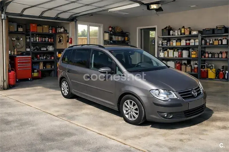 Usado VW Touran Advance 105 CV (77 kW) 2010 Gris / plata Monovolumen