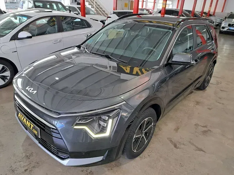 Usado Kia Niro 141 CV (103 kW) 2024 Gris / plata SUV