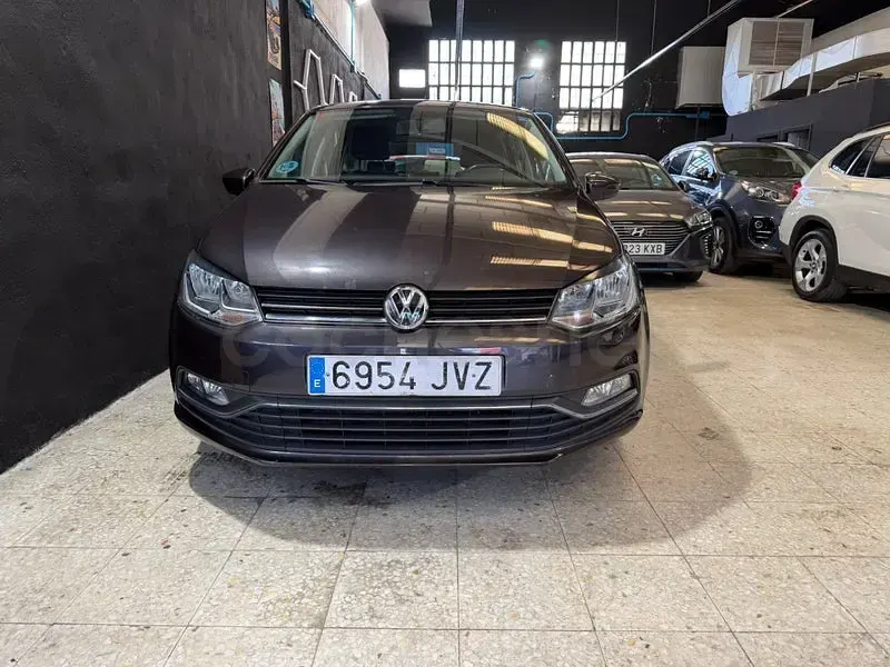Usado VW Polo Advance 75 CV (55 kW) 2017 Gris / plata Berlina