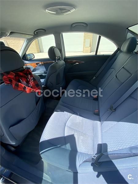 Usado Mercedes E270 Elegance 170 CV (125 kW) 2003 Azul Berlina