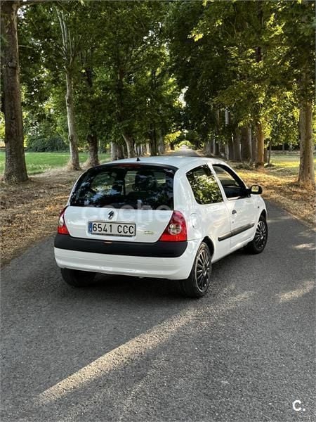 Blanco Usado 2002 Renault Clio II Authentique Berlina | 1800 € (Buen precio) - Imagen 1/3
