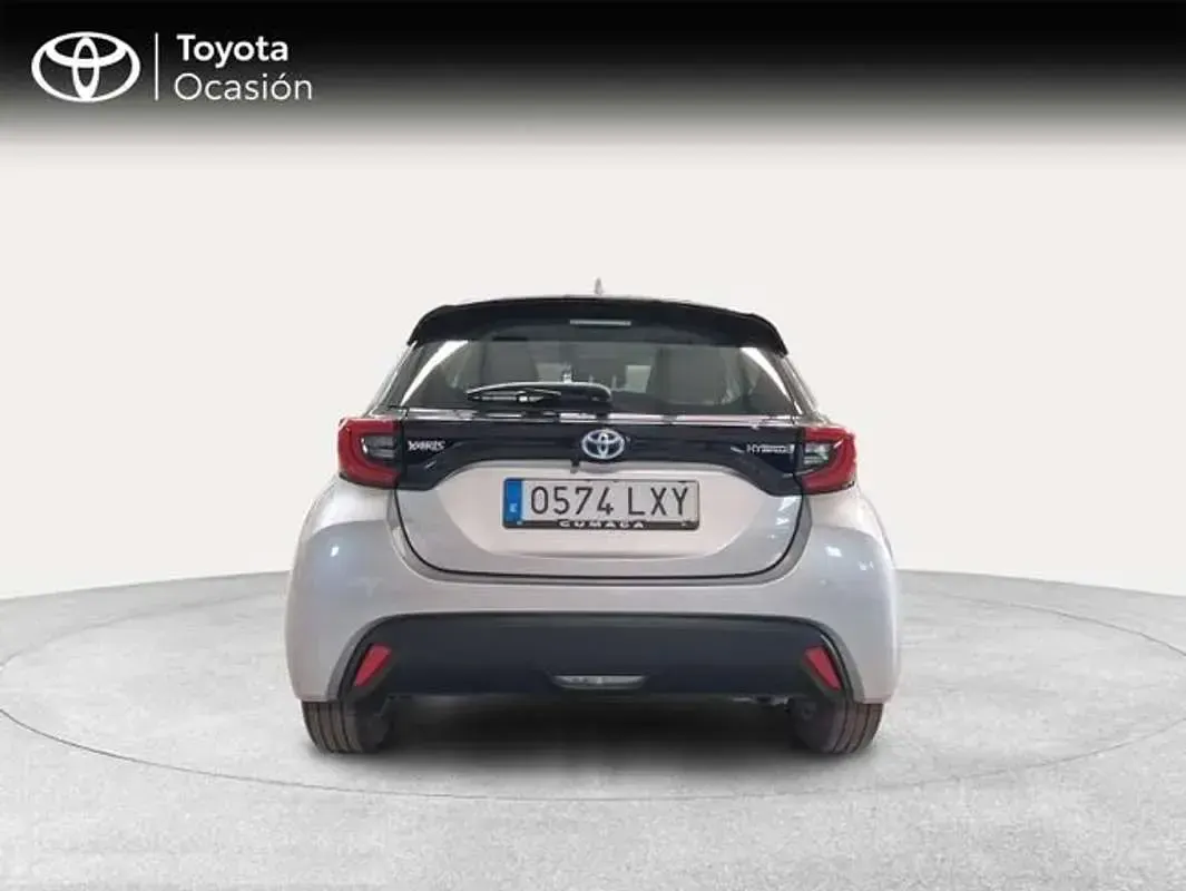 Usado Toyota Yaris Active 116 CV (85 kW) 2022 Plateado Utilitario