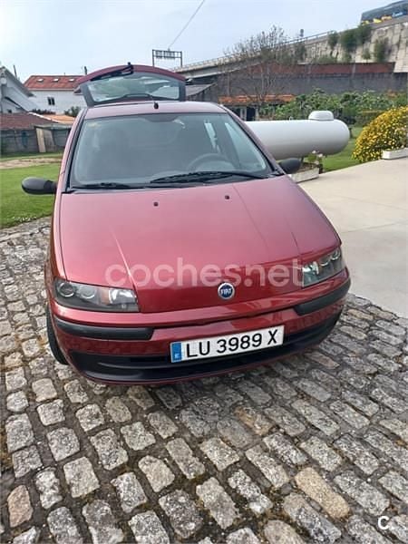 Usado Fiat Punto 80 CV (58 kW) 2000 Granate Utilitario