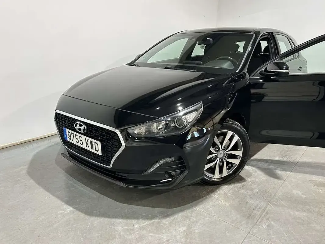 Usado Hyundai i30 120 CV (88 kW) 2019 Negro Utilitario