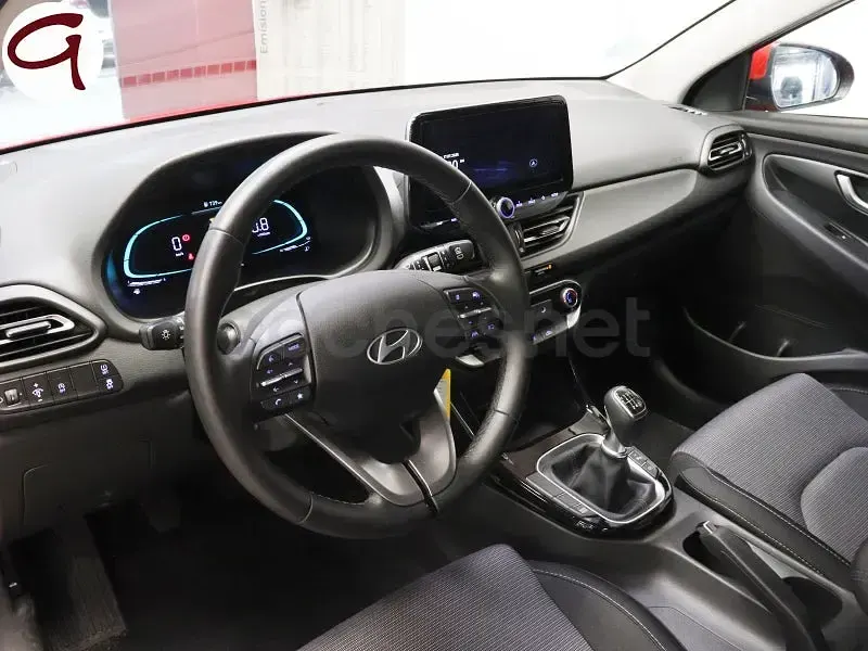 Usado Hyundai i30 100 CV (73 kW) 2024 Rojo Berlina