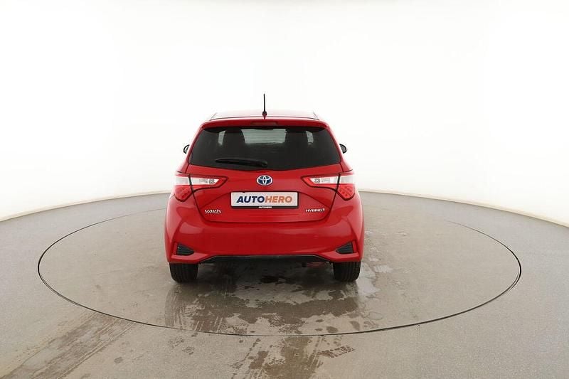 Usado Toyota Yaris Hybrid Active 101 CV (74 kW) 2017 Rojo Utilitario